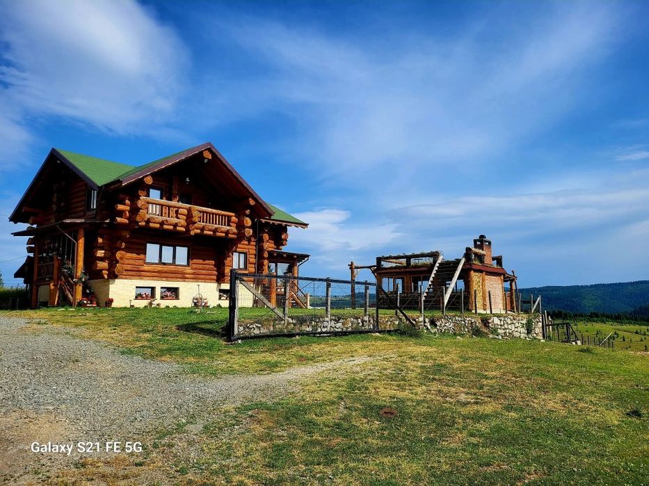 Cabana de inchiriat cu jacuzii, ciubar si sauna. Pensiunea Saranis