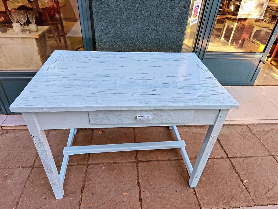 Реставрирана дървена маса