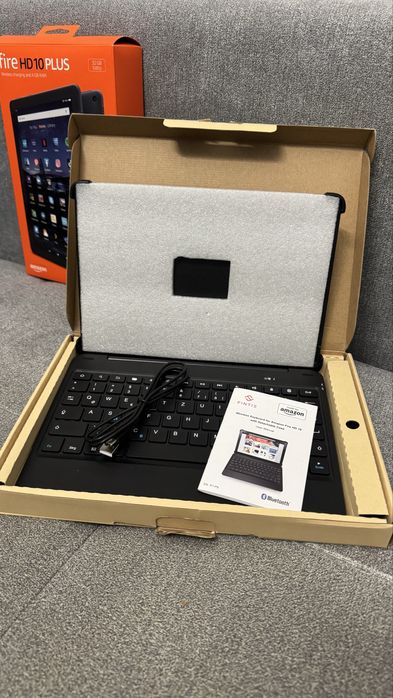 Таблет Amazon Fire HD 10 Plus + калъф с клавиатура за таблета