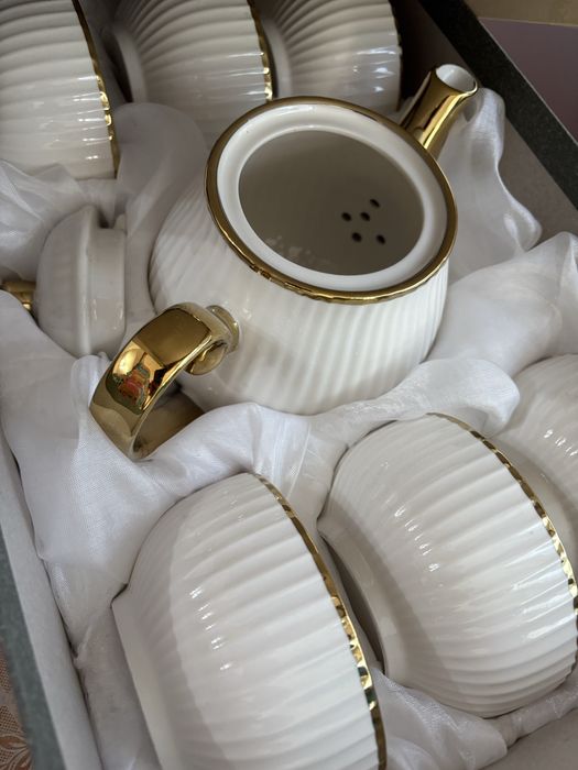 Сервис  чайнигімен 6 кесесі бар айналасы жылтырақ жақсы күйде қолданыл