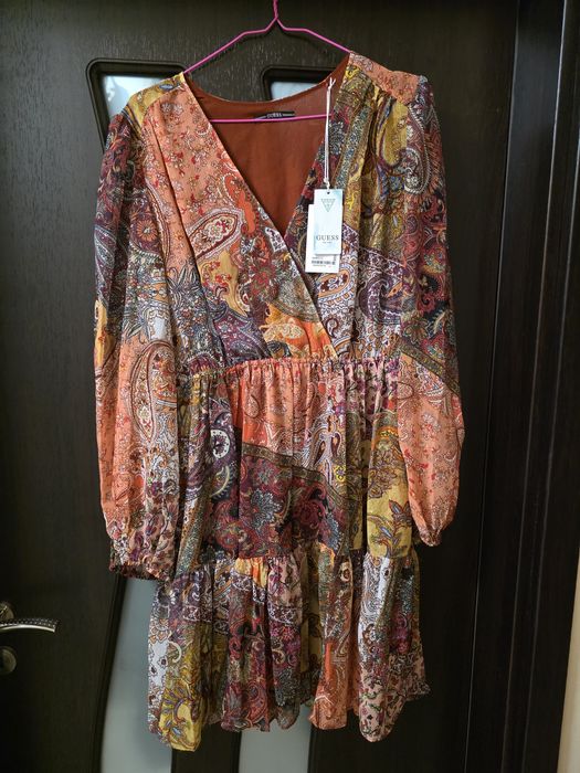 Рокля Guess, с етикети