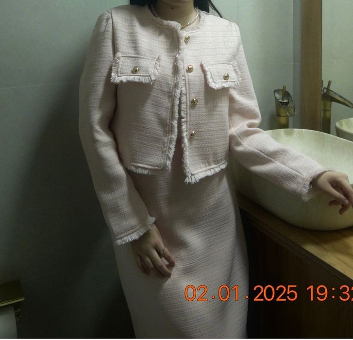 Элегантный твидовый костюм нежно-розового цвета