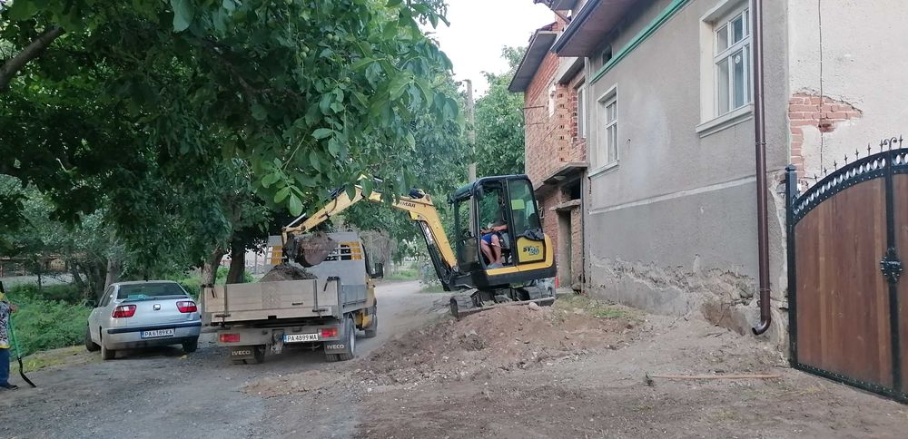 Услуги със багер, хидравличен чук, тристранен самосвал и пътна помощ.
