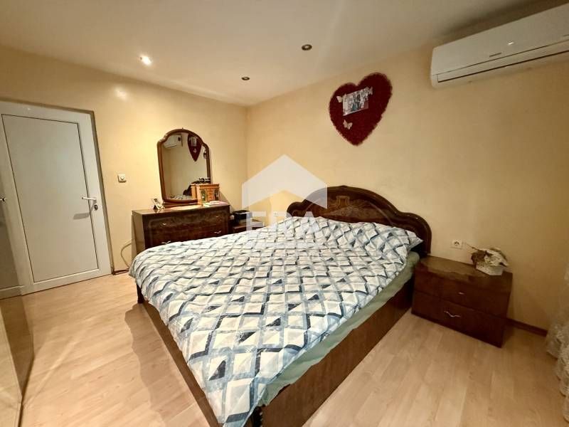 Продава се Тристаен апартамент в Русе, Родина 3 - 100 кв.м за 1440 €/кв.м - Снимка #2