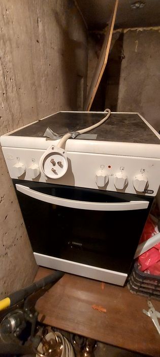 Продаётся кухонная керамическая электроплита в белом цвете