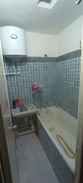 Узимни кварам сотилади 2 хона 2 этаж 2 та балкон бозор макрони тугриси