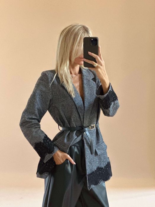 Уникално сако в сиво с дантела и колан