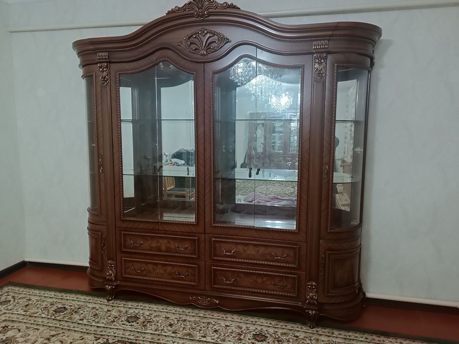 Классический сервант из дорогой древесины (идеальное состояние)