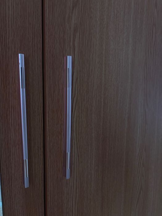 Dulap mare cu trei compartimente și oglindă