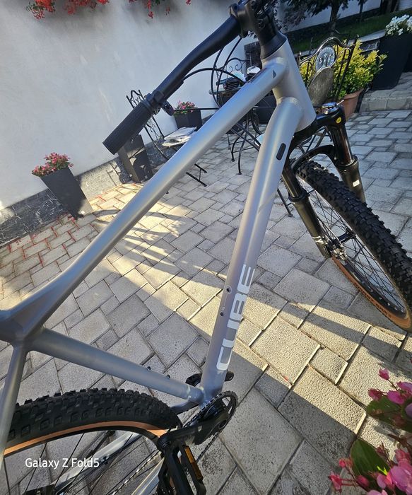 Bicicleta CUBE Attention Pro cadrul 24", roti 29" , Gri metalizat