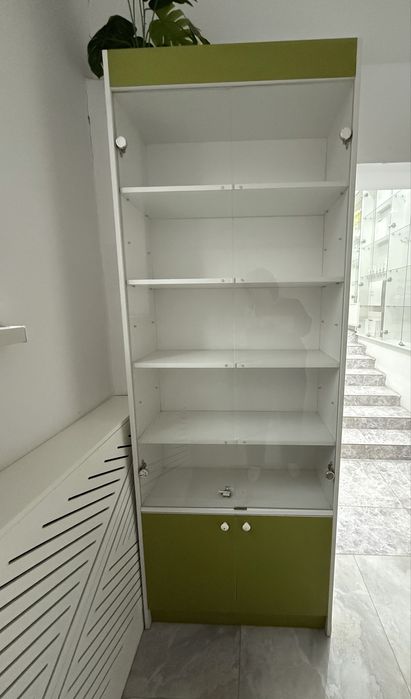 Витрина со стеклом и без