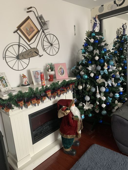 Vand brad artificial cu tot cu decoratiuni