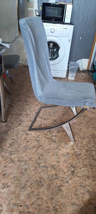 Стулья металической ножкой