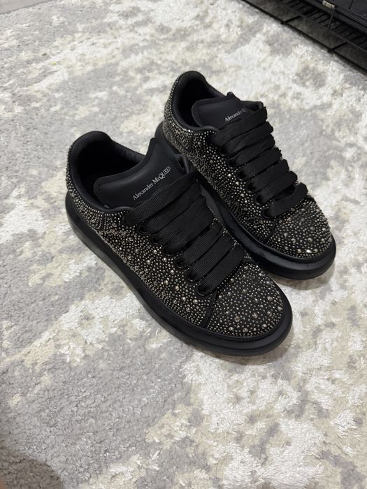 Кроссовка с камнями почти новая янгидек крос 1марта кийилган