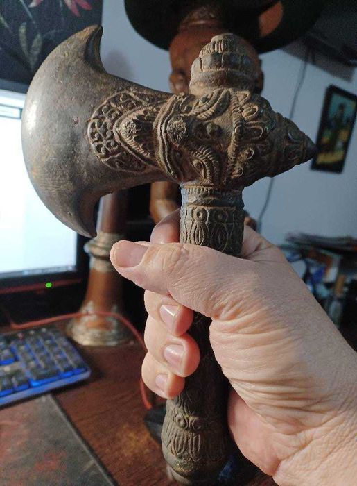 Toporisca vintage ritualica din bronz