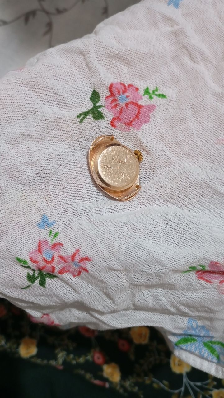 Oltin soat sotiladi antiquar xolati yaxshi