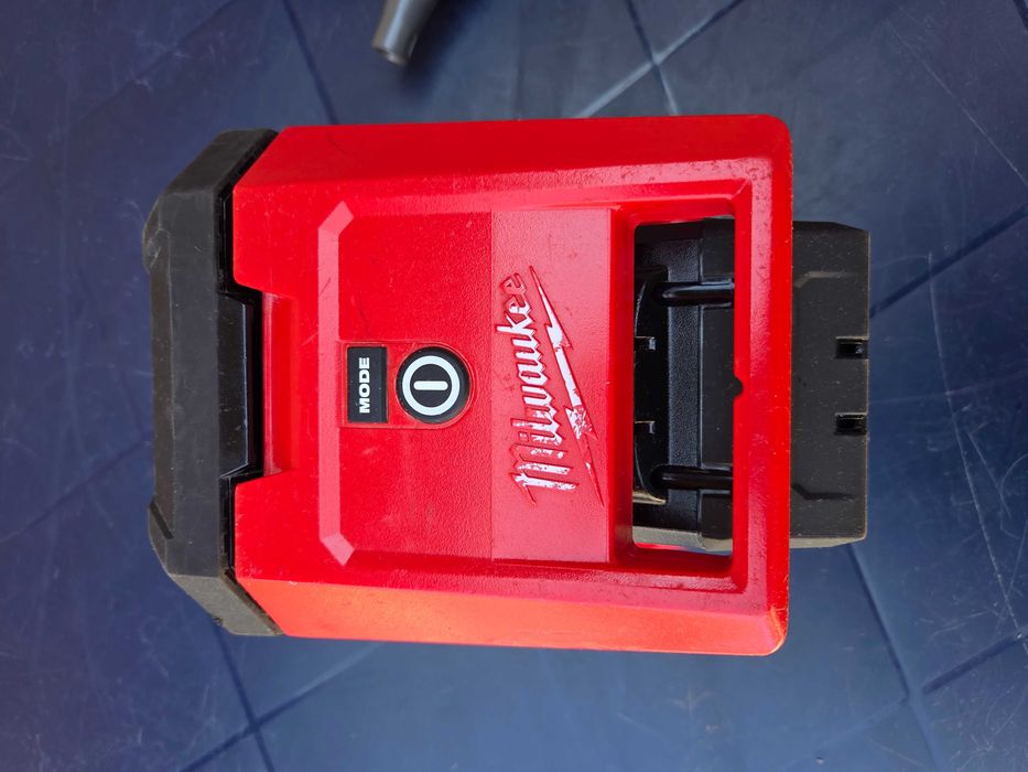 Акумулаторен Лед Прожектор Milwaukee M18 PAL 18V 12.0 Ah Батерия