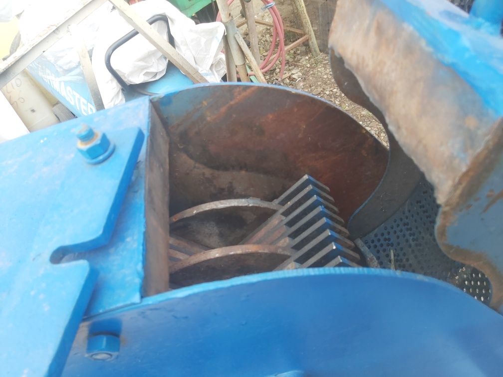 Moară cu ciocanele la tractor
