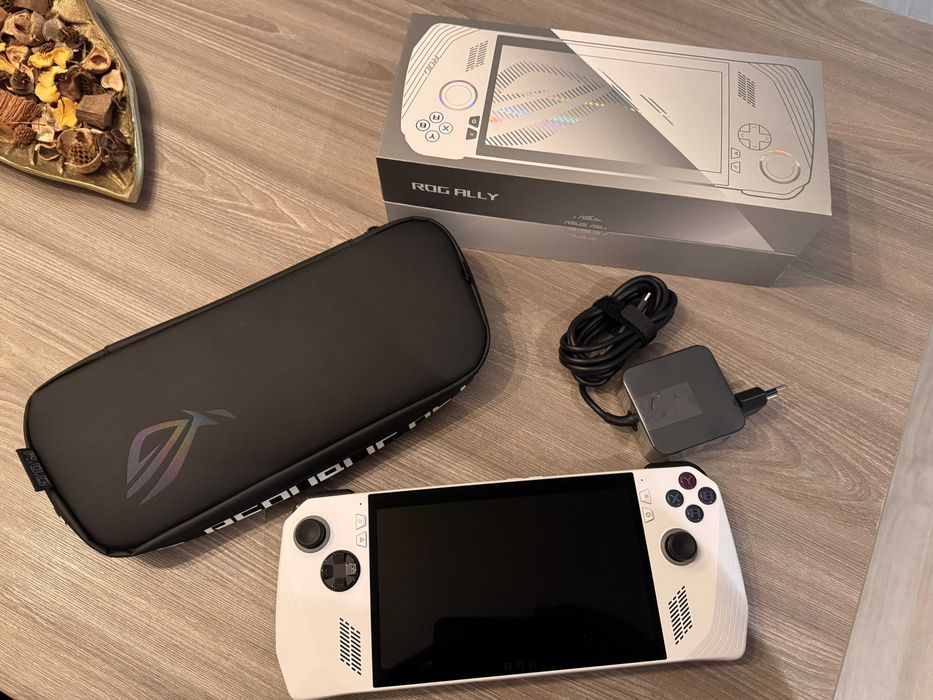 Consola portabila gaming ROG Ally Z1 Extreme, 16GB LPDDR5, SSD 512GB