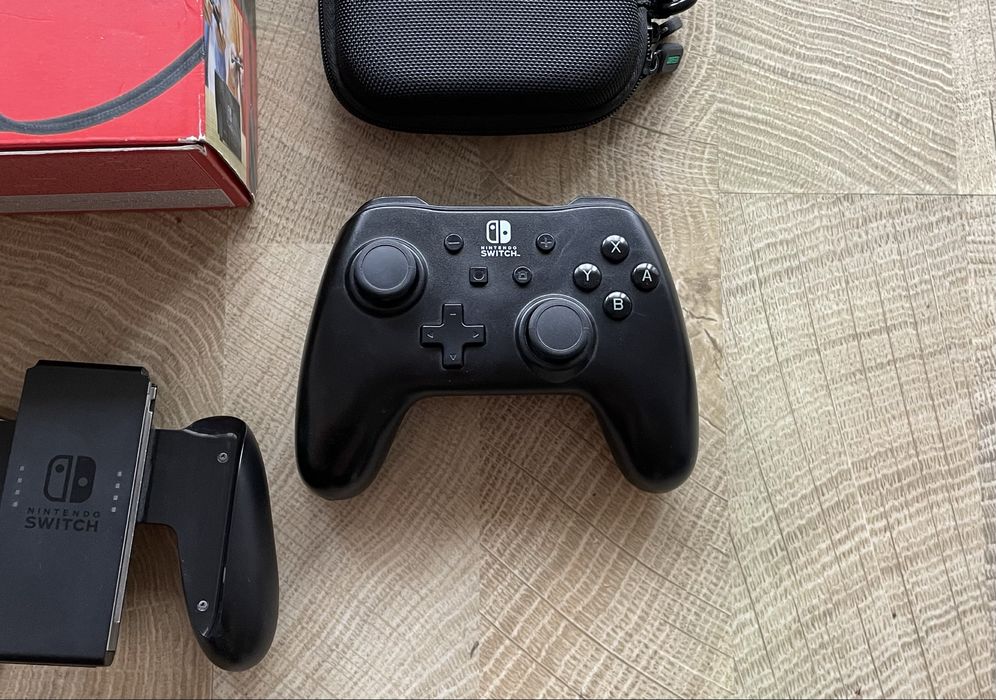 Nintendo switch negru v2 cu husa ti hardshell si controller nintendo