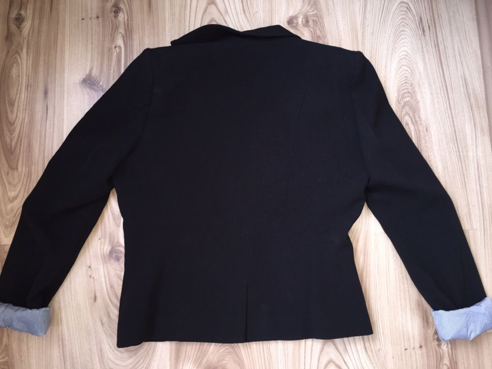 Дамско сако BERSHKA оригинал, size M/L, черно с цикламен хастар, НОВО!