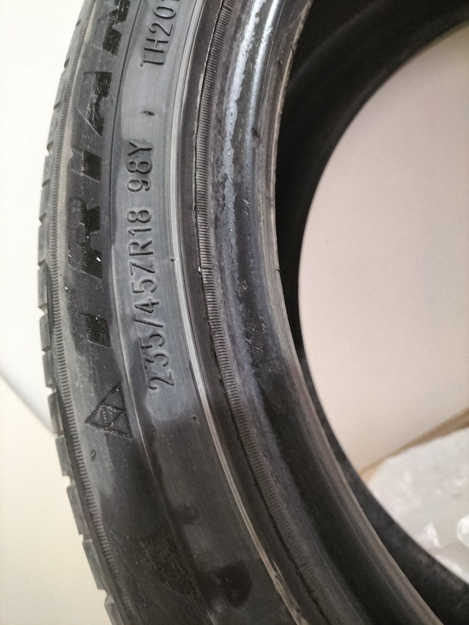 Резина 235/45/R18 Triangle