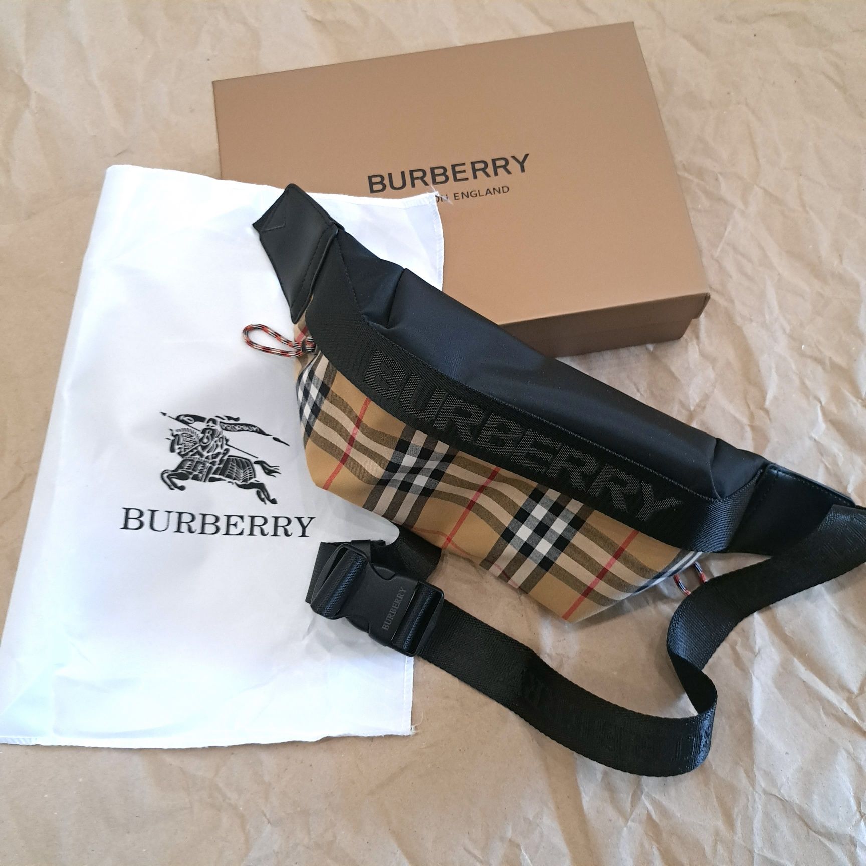 BURBERRY чанта тип банан unisex с кутия и торбичка НОВА