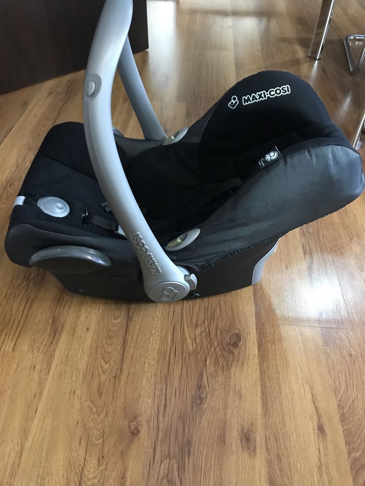 Бебешко столче  със стойка за кола Maxi-cosi