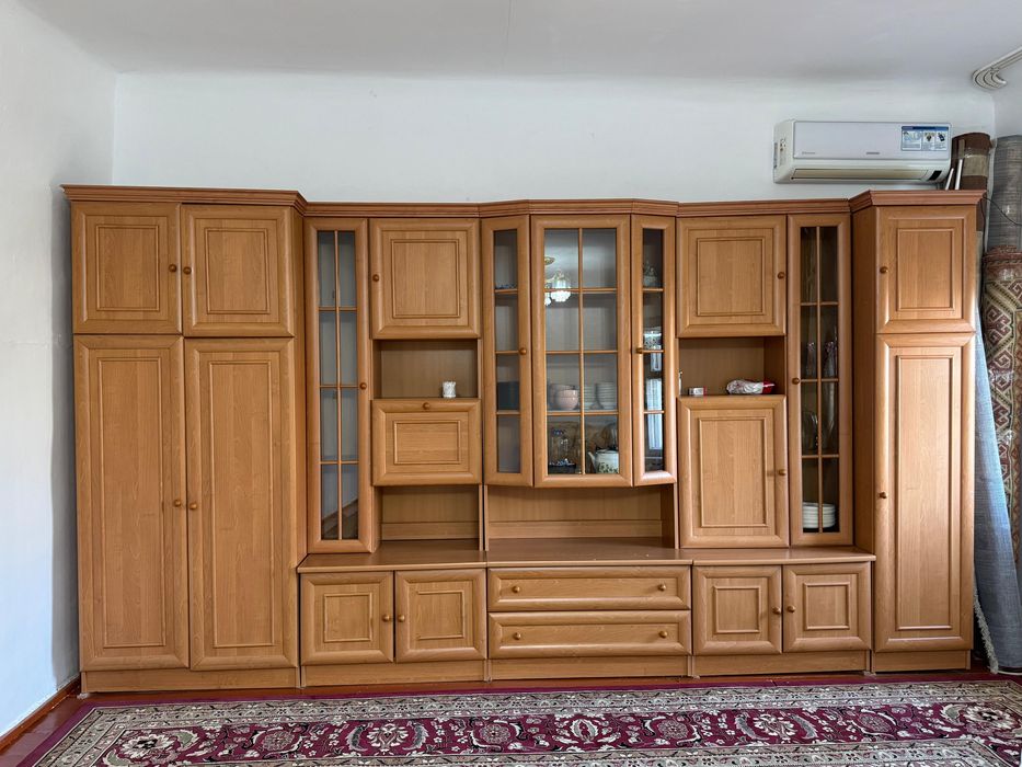 Гостинный сервант