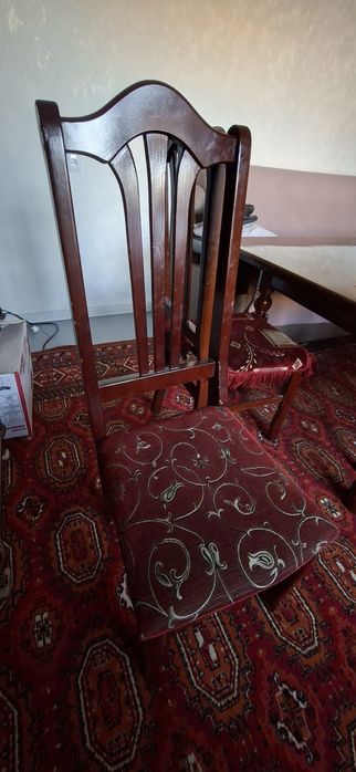 Стол и стулья 8 штуки продаётся комплект хорошем состоянии