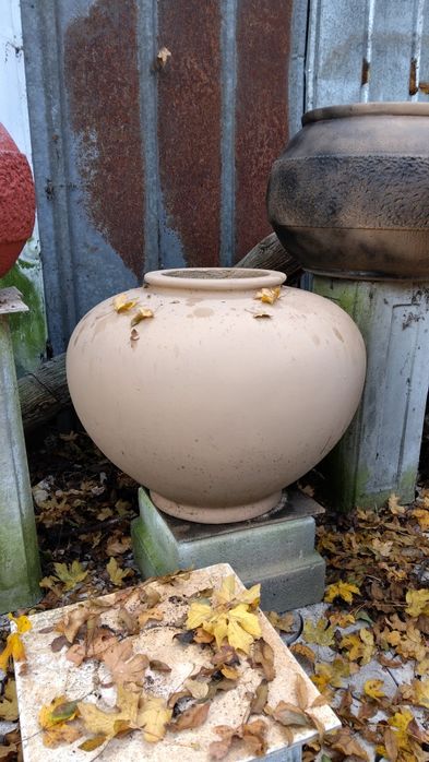 Делви кашпи за градина