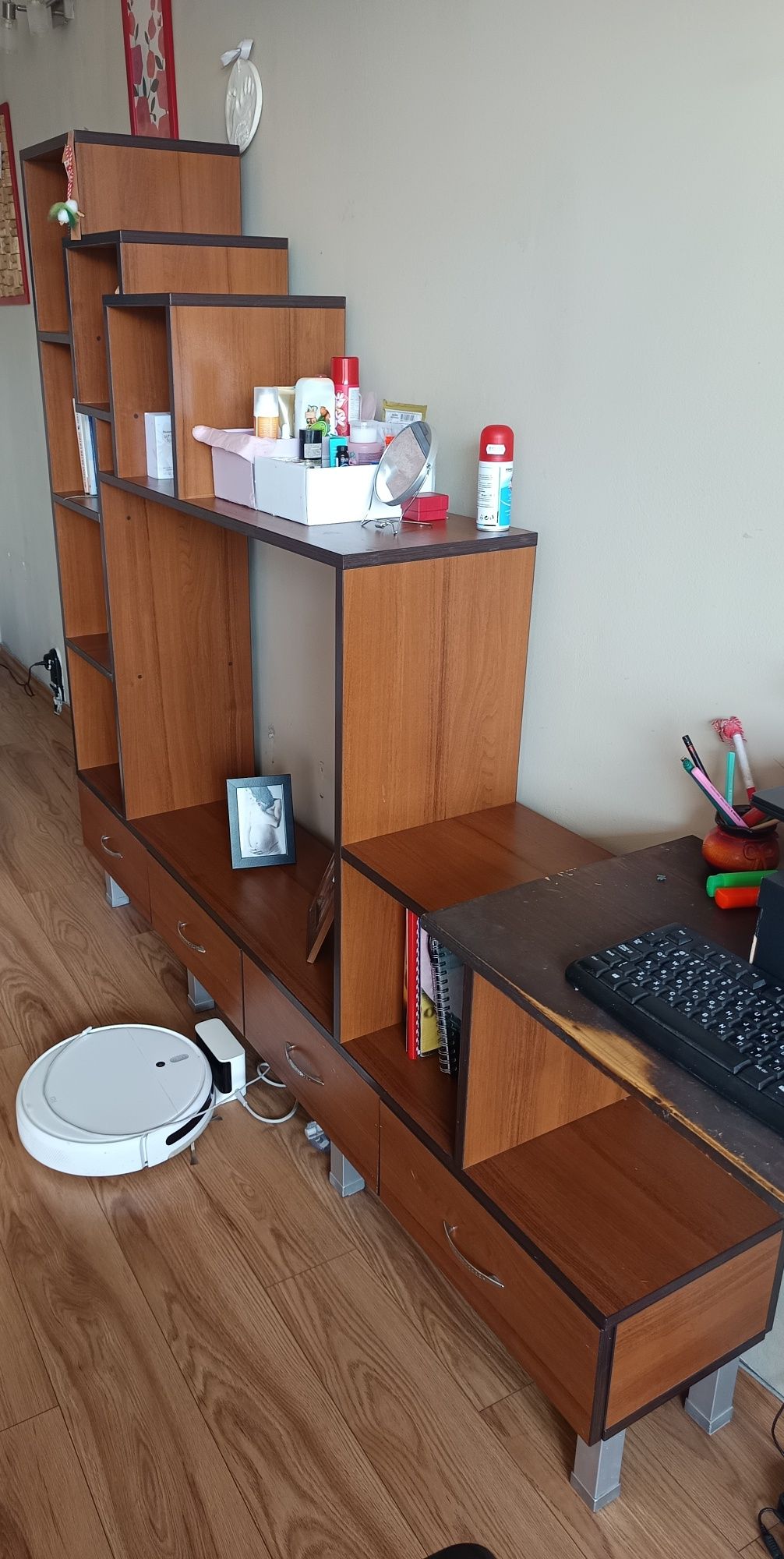 Продавам двулицева секция