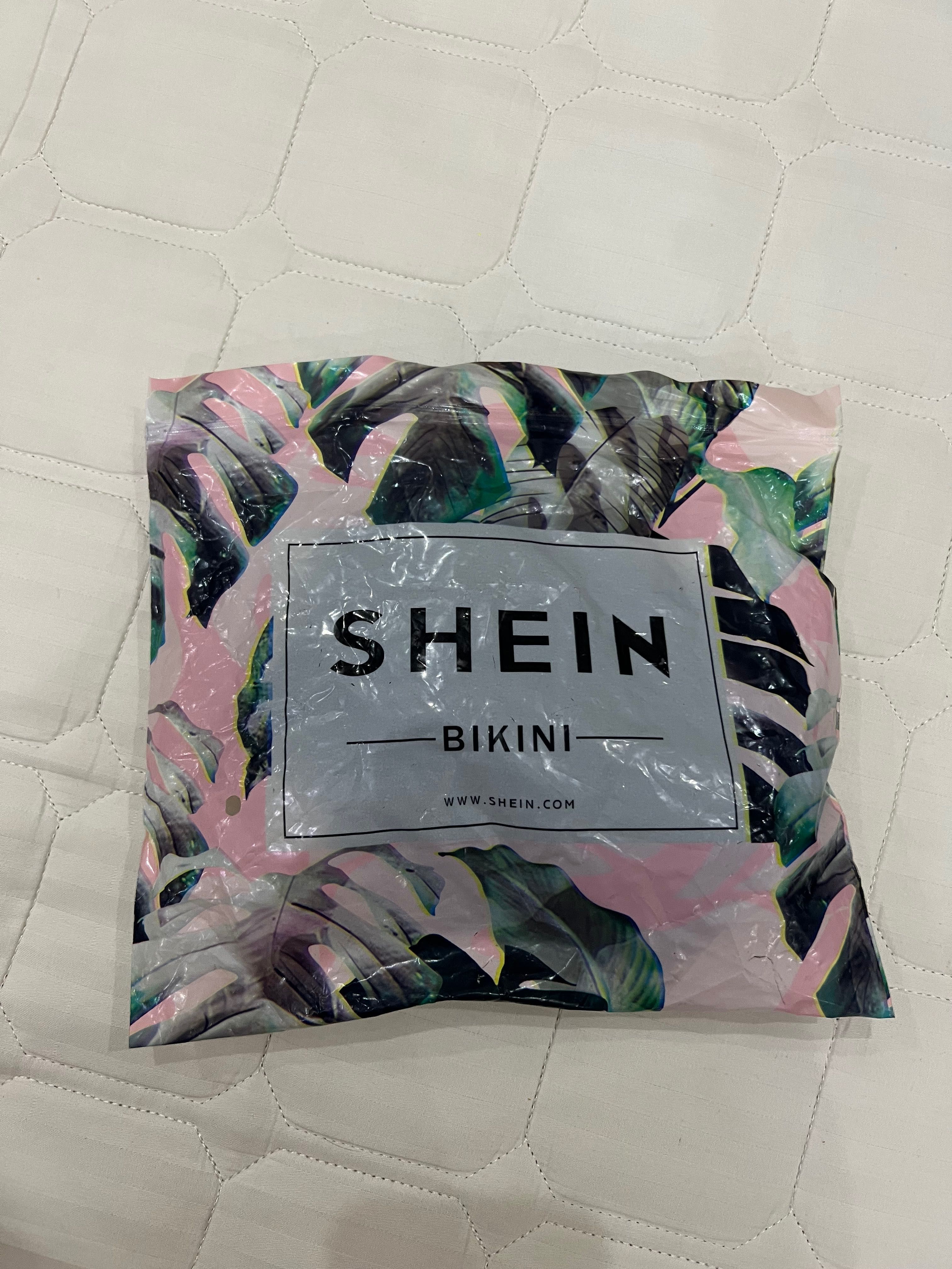 Чёрный цельный купальник с драпировкой Shein
