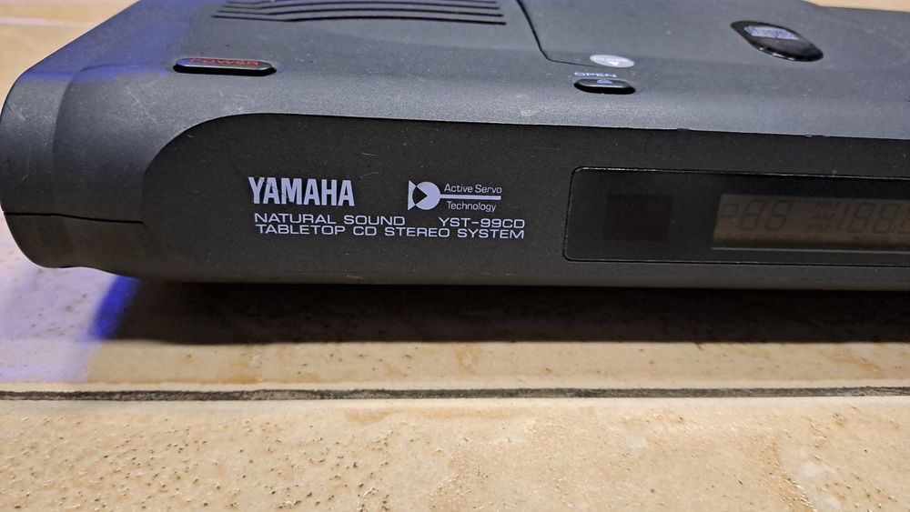 Yamaha може ина 12V, CD/DVD ,вградин усилвател,тунер и мн.екстри-200лв