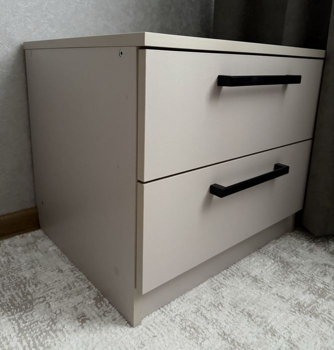 Прикроватная тумбочка в сером цвете — новая, отличное состояние