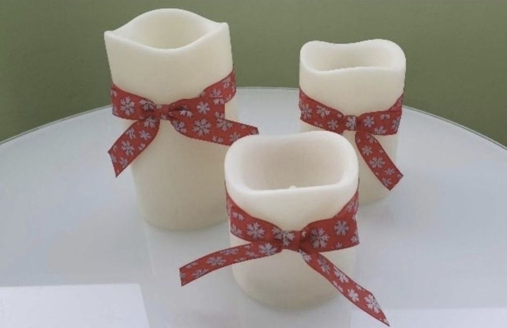 Set de 3 lumanari cu baterii cu fundite festive detasabile