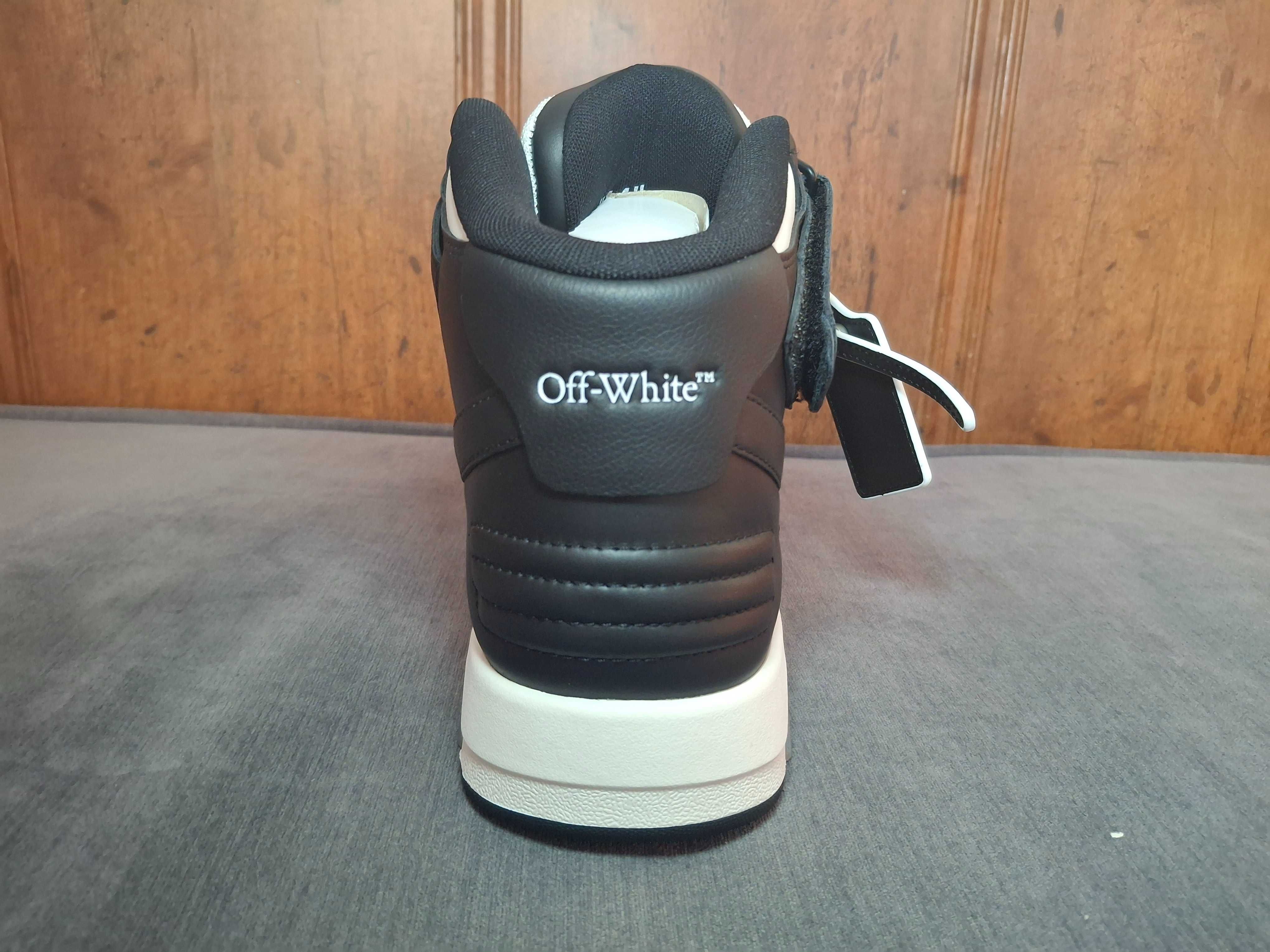 Off-White
Out Of Office mid-top sneakers; 700 лева; 44-ти номер