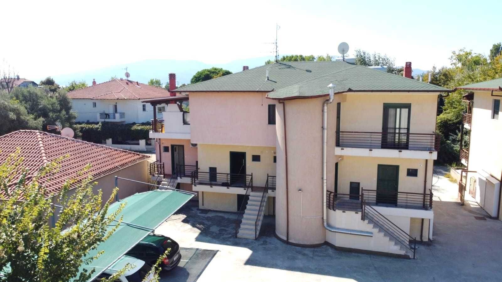 Продава къща - мезонет 90 м2 и двор 120 м2 в Аспровалта, Гърция