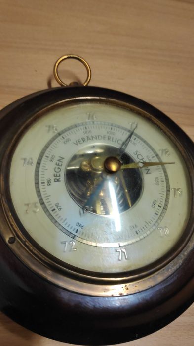 Vând Barometru Aneroid Vintage de Perete - Cadru din Lemn