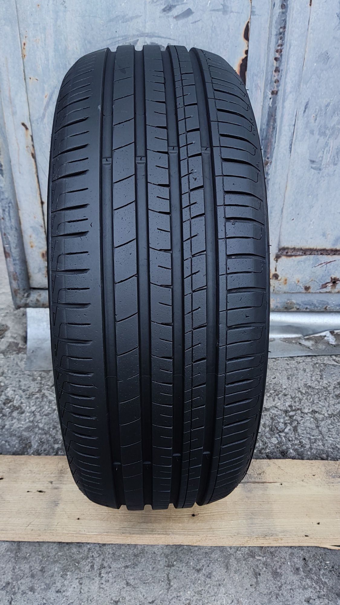1бр. лятна гума 205/55/16 Royal Black 
dot23
7.3mm
Перфектно състояние