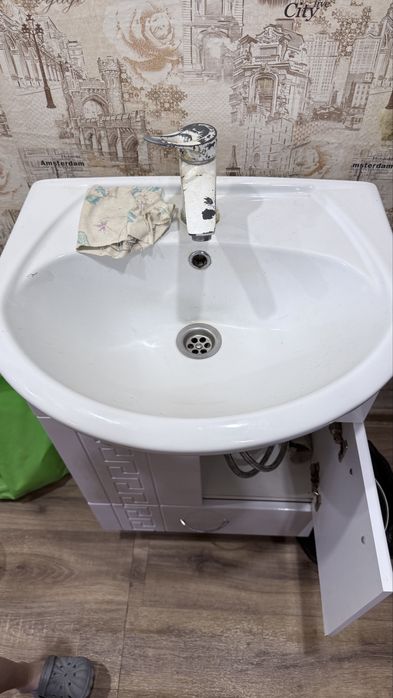 Продам раковину с тумбой, состояние среднее