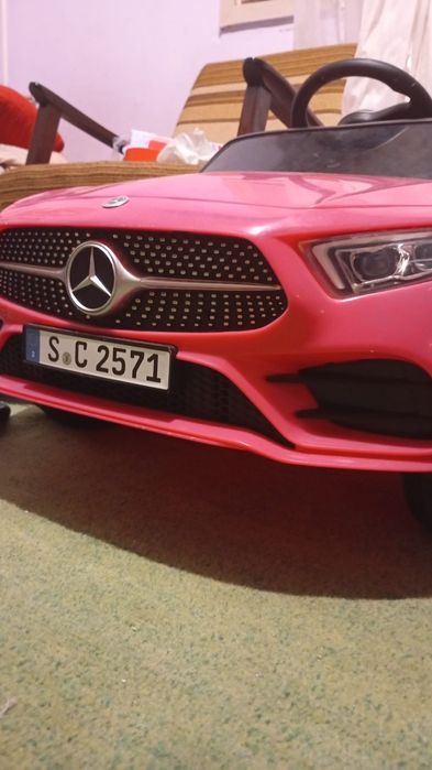 Mașina electrică  Mercedes roz