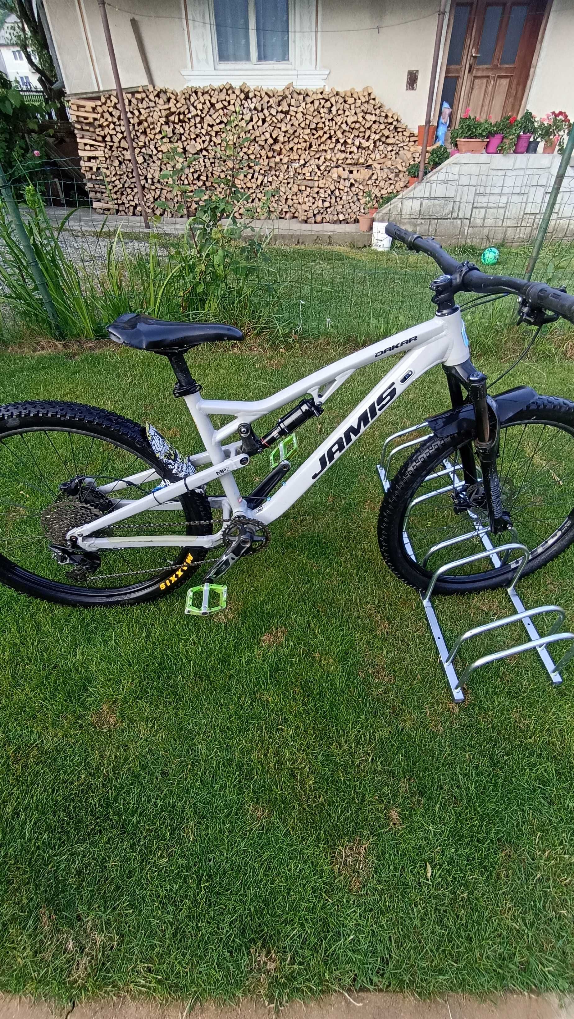 Vând bicicleta jamis DAKAR