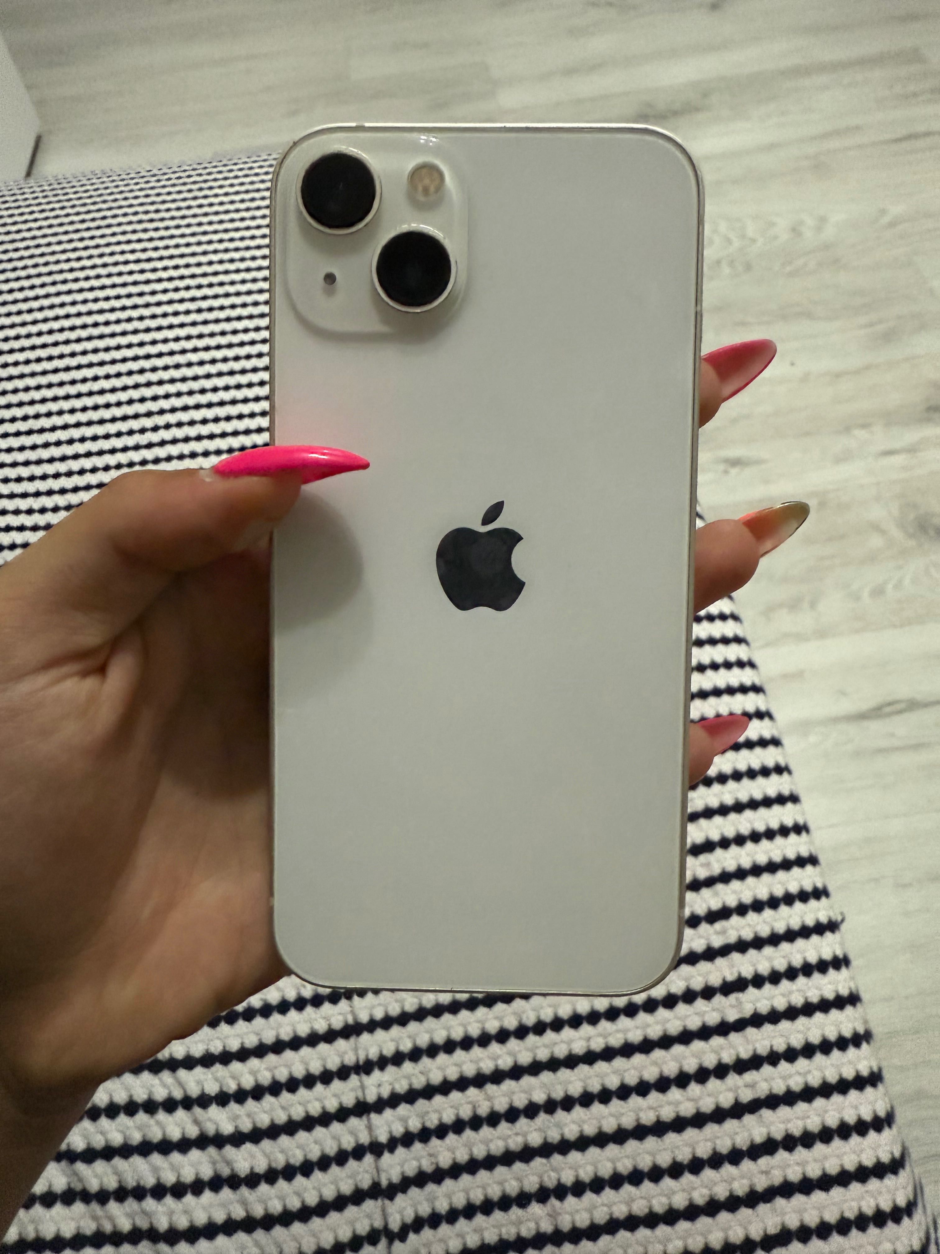 Продавам IPhone 13 бял
