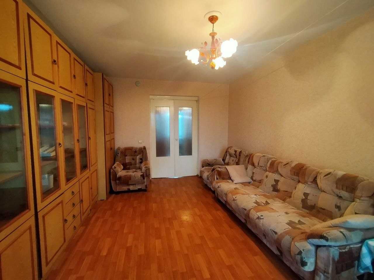 Продать трехкомнатную квартиру, в кирпичном доме 1989 г.п.