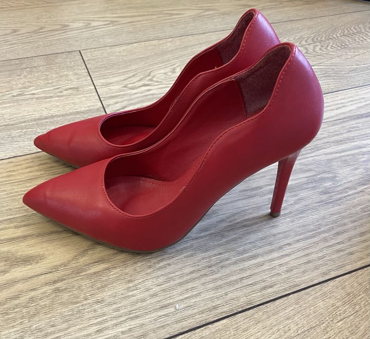 Червени обувки на висок ток