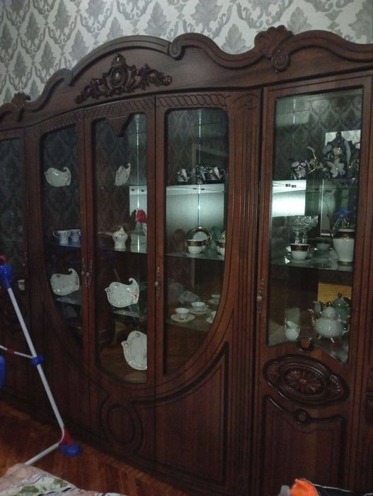 Стенка и комод хорошее состояние можно сказать его отлично м