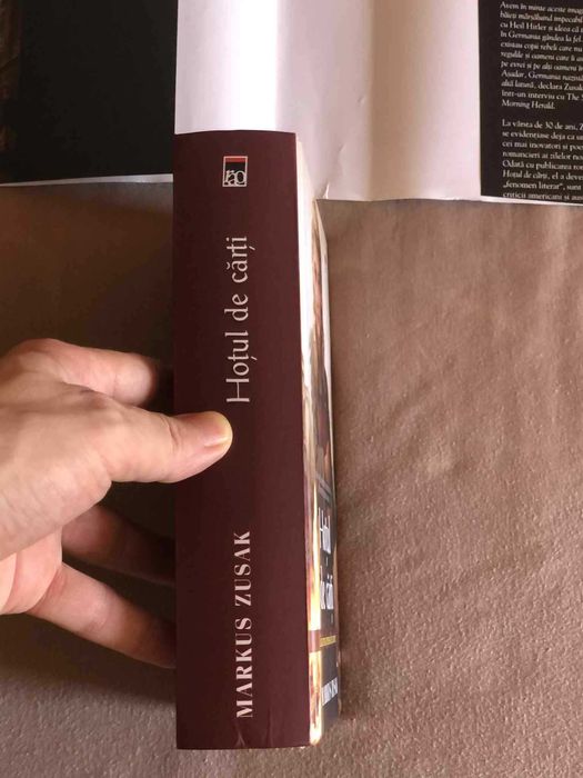 Vand cartea "Hotul de carti"