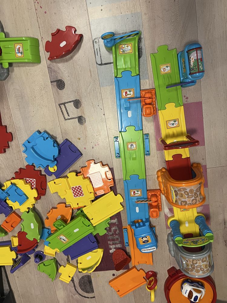 Голяма vtech писта, с полиция, пожарна и музикална кола
