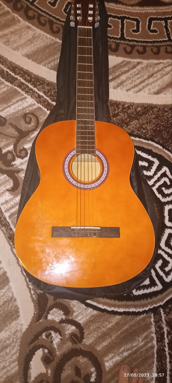 Gitara sotiladi.Alo darajada.